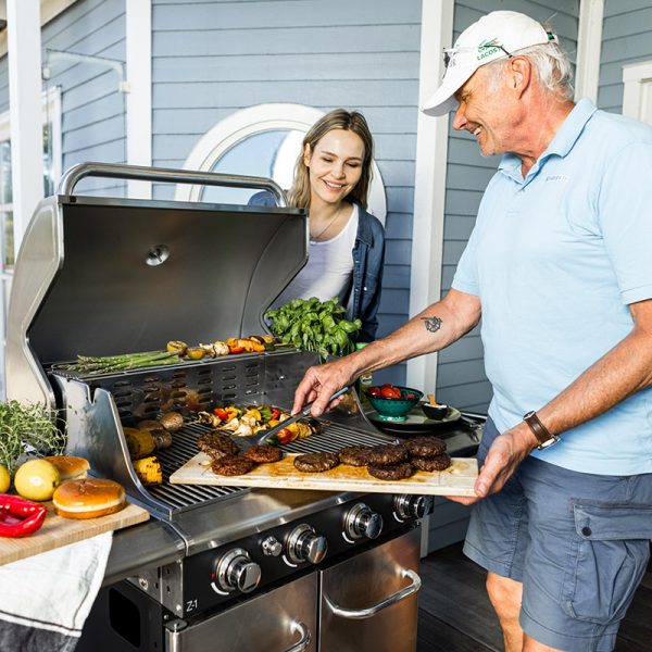 Man och kvinna står vid grillen